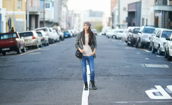 Shes an urban woman. Shot of an attractive young woman out in the town. — Stock Photo, Image