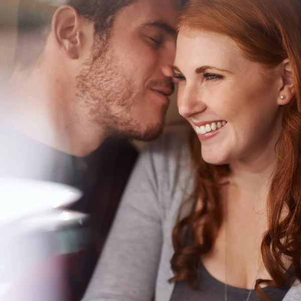 Süße Nüsse flüstern. Aufnahme eines liebevollen jungen Paares bei einem Date. — Stockfoto