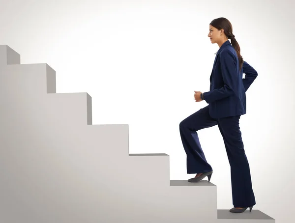 Ela não pára e chega ao topo. Estúdio tiro de uma empresária motivada subindo um lance de escadas. — Fotografia de Stock