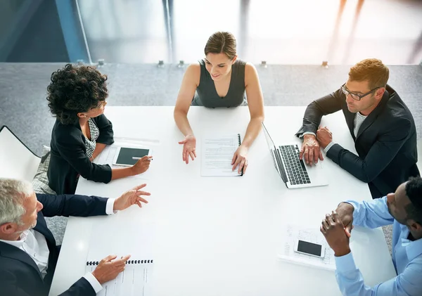 Ellos son innovadores. Fotografía de un grupo de empresarios reunidos en una oficina. — Foto de Stock