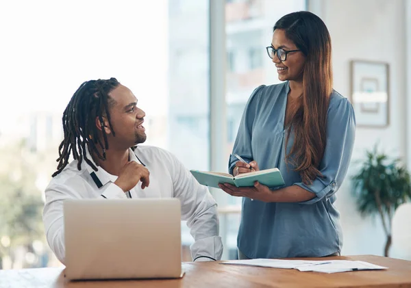 Ik neem kennis van hun grote nieuwe plannen. Opname van twee zakenmensen die een discussie hebben in een kantoor. — Stockfoto