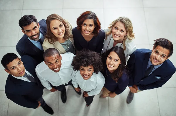 De kern van de zaak is een hardwerkend team. Portret van een diverse groep zakenmensen die samen in een kantoor staan. — Stockfoto