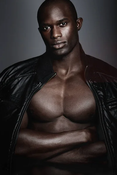 그는 힘의 상징이다. 스튜디오에서 옷을 모델 링하는 잘생긴 아프리카 남자. — 스톡 사진