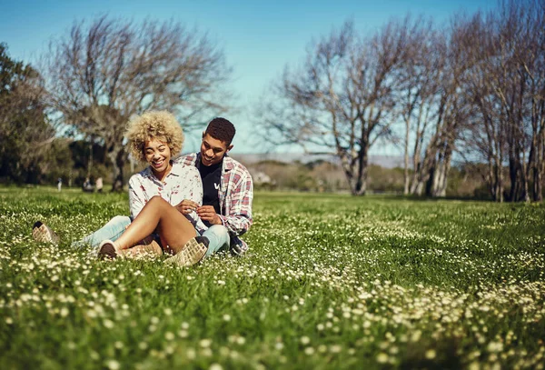 ここがお気に入りの場所です。公園で一緒に質の高い時間を過ごす若いカップルのショット. — ストック写真