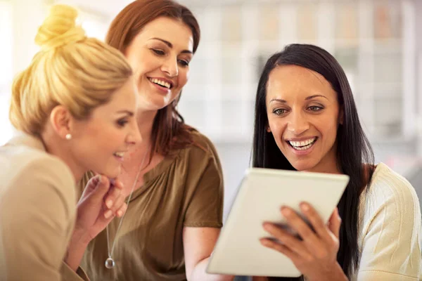 Gemeinsam gibt es nie einen Mangel an großartigen Ideen. Aufnahme von drei Mitarbeitern mit einem digitalen Tablet in einem Büro. — Stockfoto