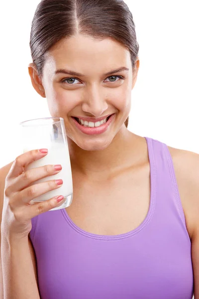 Mantén la calma y bebe leche. Retrato de una hermosa mujer sosteniendo un vaso de leche. —  Fotos de Stock