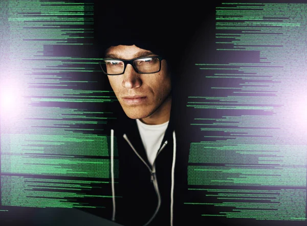 Han kallade den oknäckbara hackern för att han knäcker det oknäckbara. Beskuren bild av en ung hackare knäcka en datorkod i mörkret. — Stockfoto