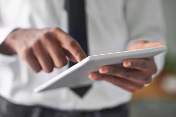 De toekomst ligt in het verschiet. Foto van een man die zijn digitale tablet aanraakt. — Stockfoto