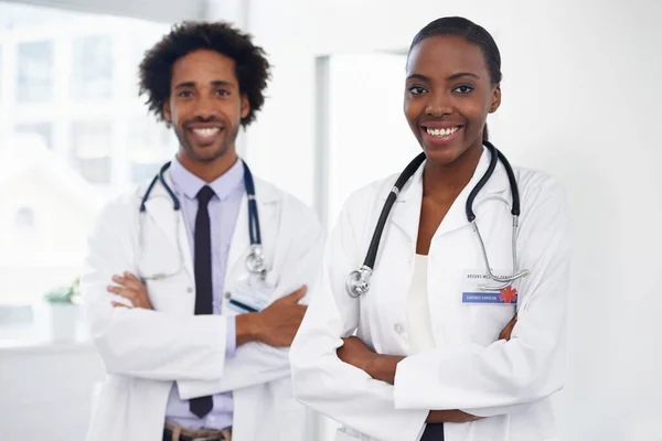 Eles são dedicados à medicina. Retrato de dois médicos em pé em uma sala. — Fotografia de Stock