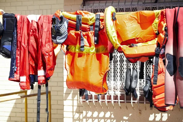 A secar à luz do sol. Tiro recortado de equipamento salva-vidas pendurado em uma linha de lavagem fora. — Fotografia de Stock