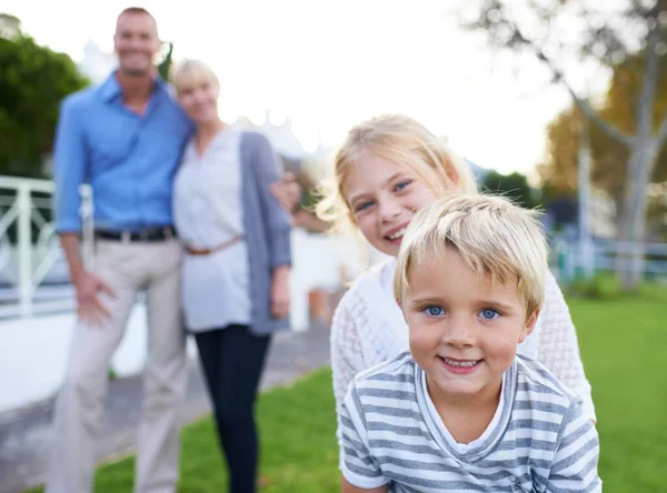 Jsme na naše děti tak pyšní. Šťastná rodina dvou generací, usmívající se venku. — Stock fotografie