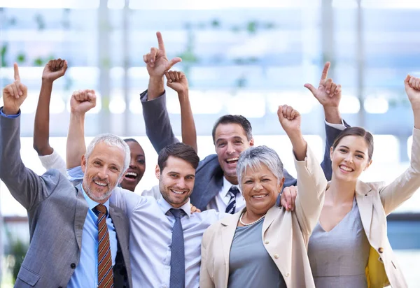 Otro éxito del equipo. Recorte de un grupo de compañeros de oficina. — Foto de Stock