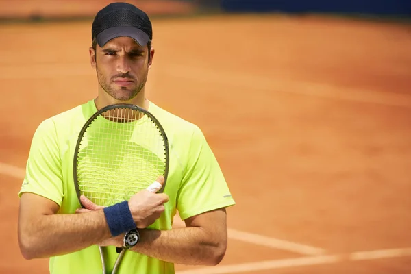 Han är kung över leran. En manlig tennisspelare på en lerbana. — Stockfoto