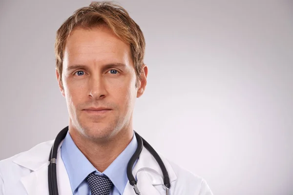 Han är en fantastisk läkare. Beskuren studio porträtt av en självsäker ung manlig läkare. — Stockfoto