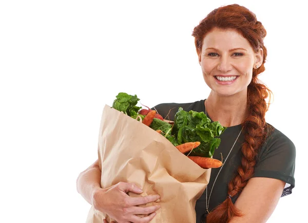 Elsőbbséget élvez az egészséges táplálkozás. Stúdió lövés egy gyönyörű fiatal nő kezében egy bevásárló táska friss zöldségekkel. — Stock Fotó