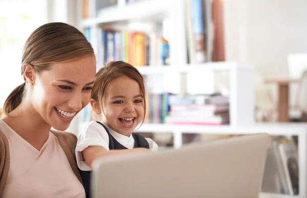 Om haar te laten zien hoe ze moet surfen. Foto van een moeder met behulp van een laptop met haar dochter. — Stockfoto