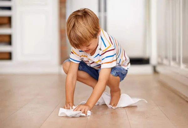 Pulire dopo se stesso. Girato di un ragazzino che gioca sul pavimento. — Foto Stock