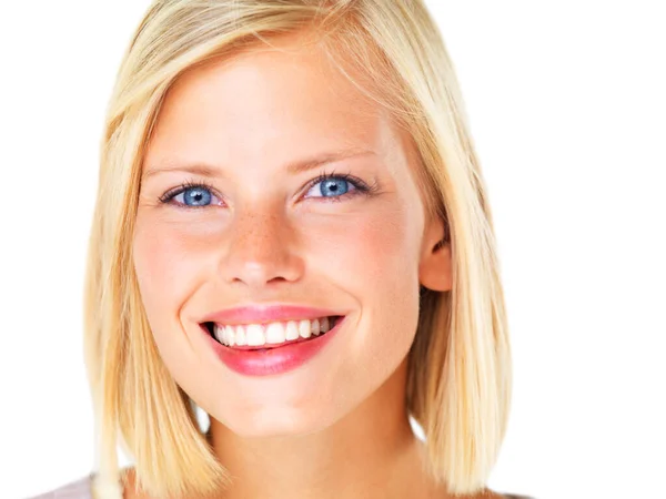 Een charmante glimlach. Prachtige jonge blonde vrouw glimlachen gelukkig tegen een witte achtergrond. — Stockfoto