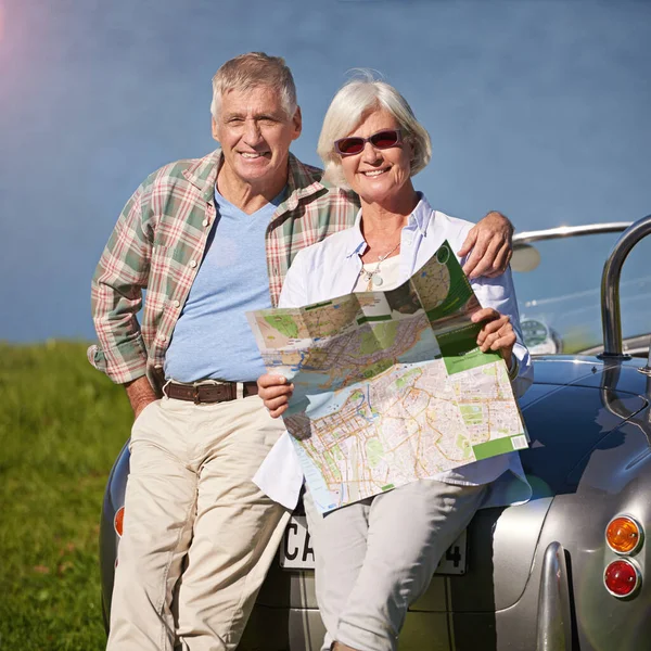 Äventyr börjar efter pensioneringen. Porträtt av ett lyckligt äldre par njuter av en resa tillsammans. — Stockfoto
