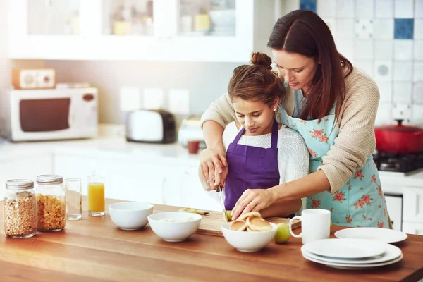 Kami menikmati hari seperti ini. Ditembak seorang ibu dan anak perempuan sedang menyiapkan makanan di dapur di rumah. — Stok Foto