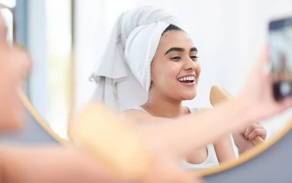 My followers will love this. Young woman recording a video of herself. — Stock Photo, Image