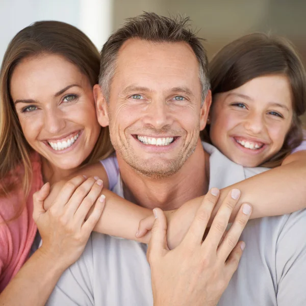 The best team hes ever rooted for. A young girl with her parents spending time indoors. — Stock Photo, Image