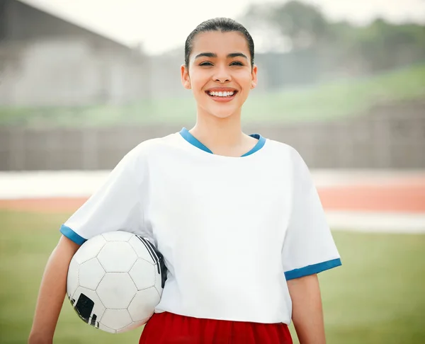 Tekmelemeye hazırım. Elinde futbol topuyla dışarıda duran çekici genç bir bayan futbolcunun kesilmiş portresi.. — Stok fotoğraf