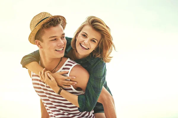 Ti stai divertendo. Ritagliato colpo di un affettuoso giovane coppia godendo il loro tempo sulla spiaggia. — Foto Stock