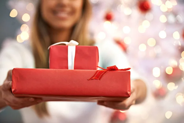 Zeit, die Geschenke auszupacken. Aufnahme einer jungen Frau mit Geschenken, während sie am Weihnachtsbaum sitzt. — Stockfoto