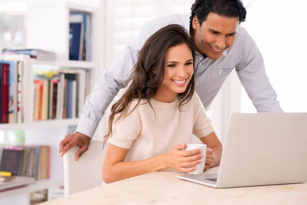 Przeglądając zdjęcia z miesiąca miodowego... mąż i żona przeglądający internet razem w domu. — Zdjęcie stockowe
