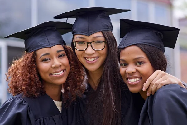 Lo hicimos juntos. Recorte de tres mujeres jóvenes en su día de graduación. — Foto de Stock