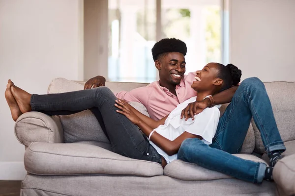 No quiero estar con nadie más que contigo hoy. Foto de una feliz pareja joven relajándose en el sofá en casa. — Foto de Stock