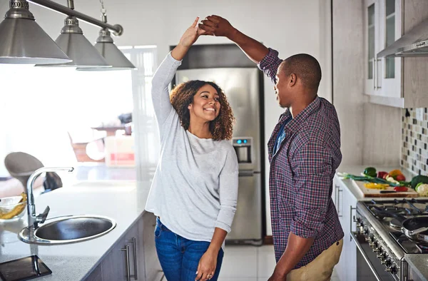 Dançando ao longo da vida. Tiro recortado de um jovem casal afetuoso dançando em sua cozinha em casa. — Fotografia de Stock