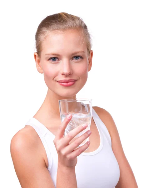 Die gesunde Hydratationsoption. Porträt einer schönen jungen Frau mit einem Glas Wasser isoliert auf weiß. — Stockfoto