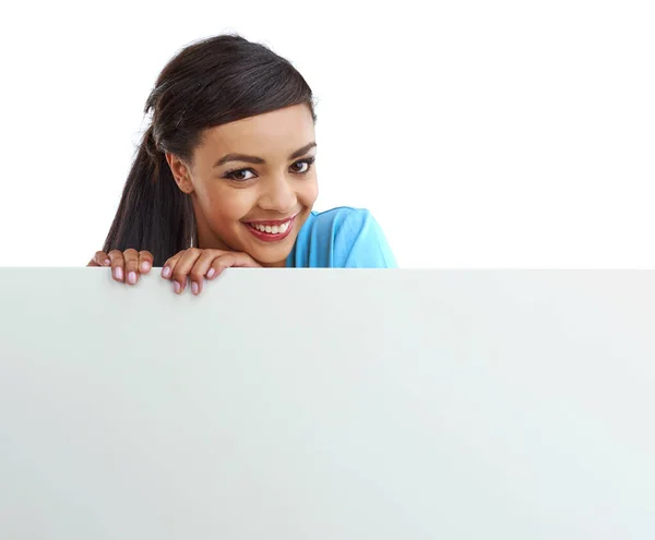 Estoy detrás de tu producto. Captura de estudio de una mujer joven detrás de una pared blanca en blanco con espacio de copia. — Foto de Stock