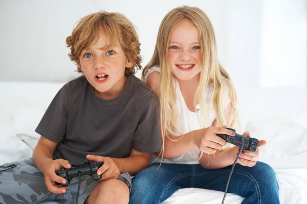 Un legame fraterno. Giovani fratelli seduti sul divano a giocare a un videogioco. — Foto Stock