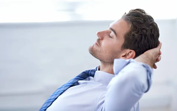 Siesta im Büro. Ein junger Geschäftsmann macht eine Pause im Büro. — Stockfoto