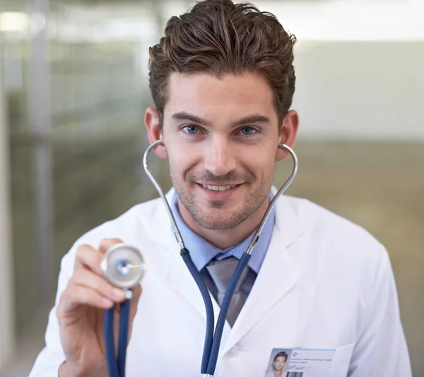 Beginnen wir mit dieser Prüfung. Schnappschuss eines hübschen jungen Arztes. — Stockfoto