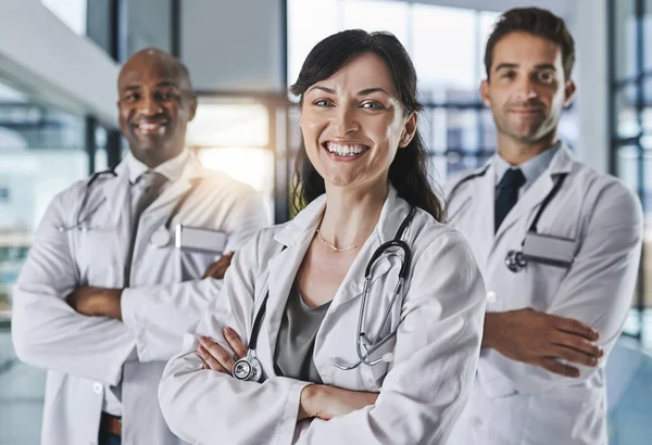 O trabalho em equipe é tudo em nossa profissão. Retrato de uma equipe de médicos confiantes que estão juntos em um hospital. — Fotografia de Stock