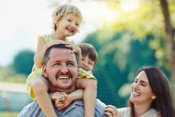A legjobb ajándék, amit adhatsz a családodnak, az az idő. Egy boldog család összebarátkozásáról a szabadban.. — Stock Fotó