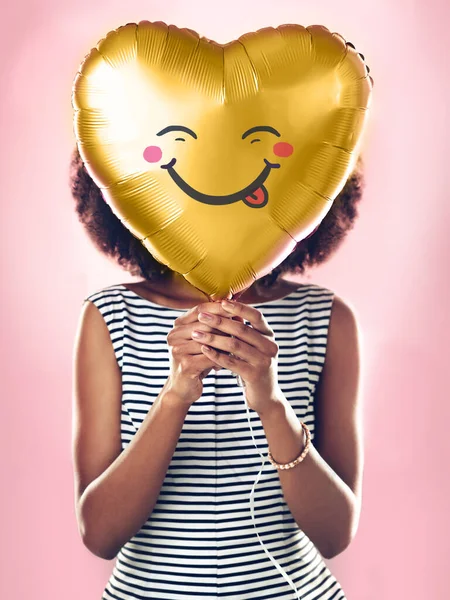 Cítím se trochu hloupě. Vystřižený záběr mladé ženy držící balón ve tvaru srdce. — Stock fotografie