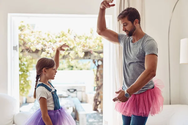 Wer sagt, dass Väter nicht tanzen können. Aufnahme eines Vaters und einer Tochter, die in ihrem Tutus tanzen. — Stockfoto