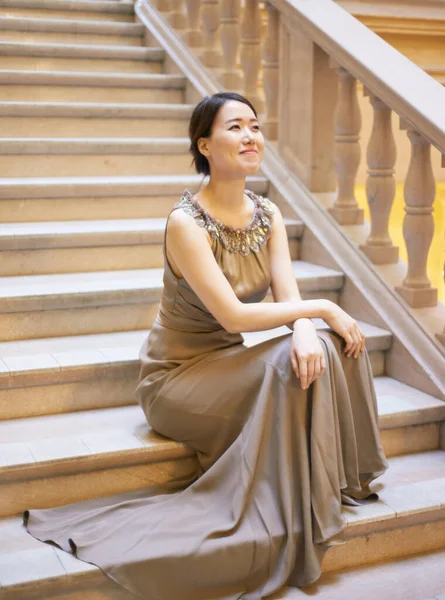 Elegância perfeita. Tiro de uma jovem mulher elegantemente vestida sentada em uma escada. — Fotografia de Stock