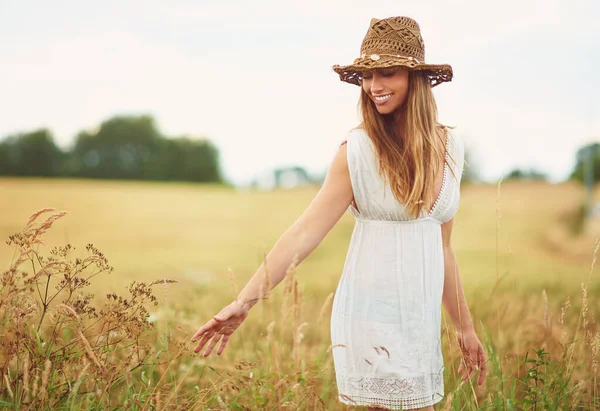 Це багато краси в звичайних речах. Обрізаний знімок молодої жінки на пшеничному полі . — стокове фото