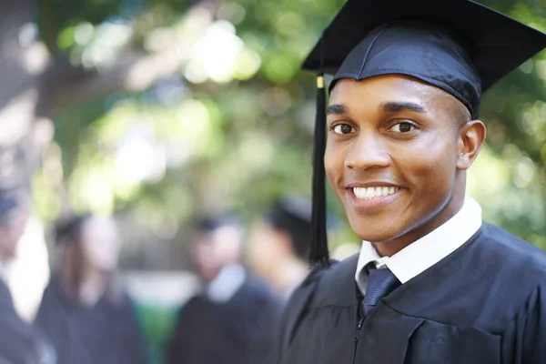 Rien ne va me retenir. Portrait rapproché d'un étudiant masculin heureux le jour de la remise des diplômes. — Photo