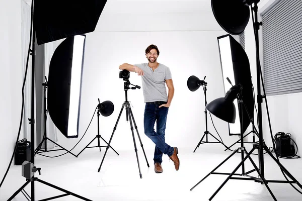 Bereit für Ihr Porträt. Ein professioneller Fotograf mit seiner Ausrüstung. — Stockfoto