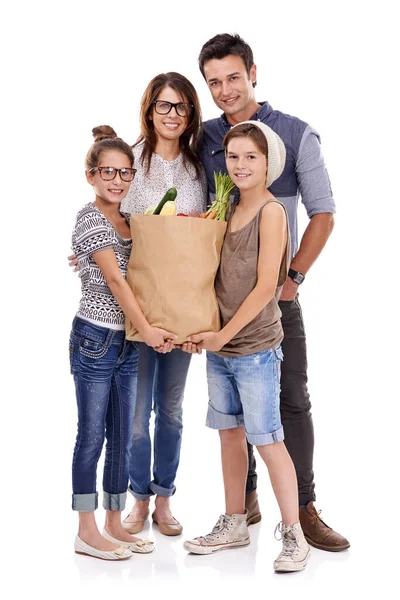 Są modne, nowoczesne i w kontakcie z ekologicznym życiem... idealną hipsterską rodziną. Modna rodzina trzymająca torbę świeżych produktów razem na białym tle. — Zdjęcie stockowe