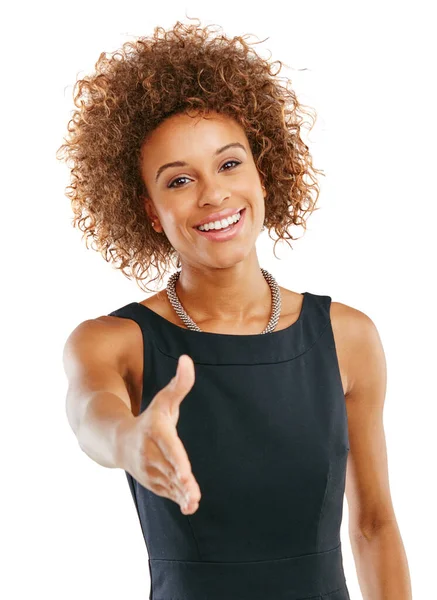 Ich freue mich, Sie kennenzulernen. Studioporträt einer attraktiven jungen Geschäftsfrau, die vor weißem Hintergrund den Arm zum Händedruck ausstreckt. — Stockfoto
