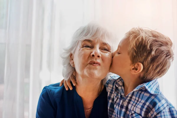 Ő a legédesebb kisfiú. Vágott kép egy idős nőről, aki a szerető unokájával tölti az idejét.. — Stock Fotó