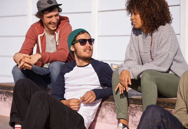 Whiling away the weekend. Shot of a group of friends hanging out in the sun. — Stock Photo, Image